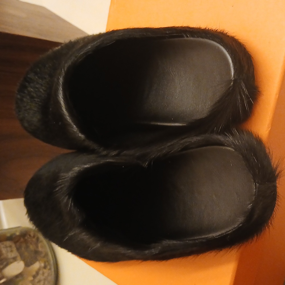 NWOT Jet Black Faux Fur Mule - Picture 5 of 5